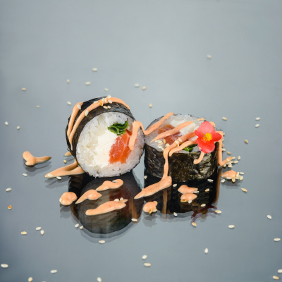 фото Футомаки с копчёным лососем,зелёным луком и спайси(8шт)